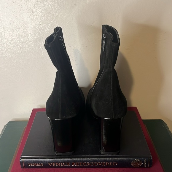 Stuart Weitzman Classic Black Suede Zip Wedge Heel Pleated Stitch Booties Sz 8 - Picture 4 of 16